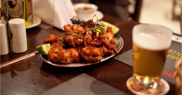 Porção de tira-gosto e um copo de cerveja